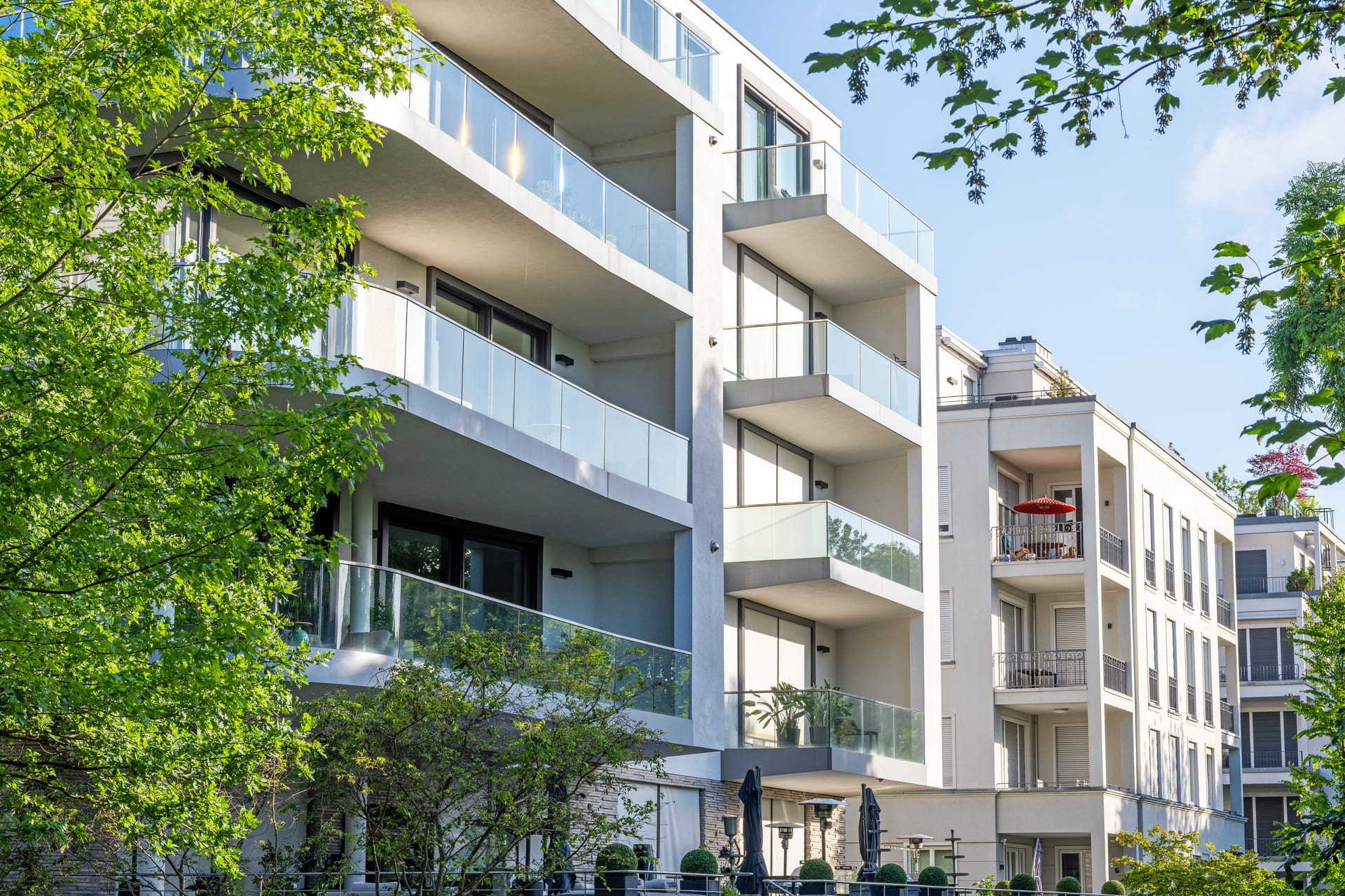 Immeubles d'appartements modernes entourés de verdure