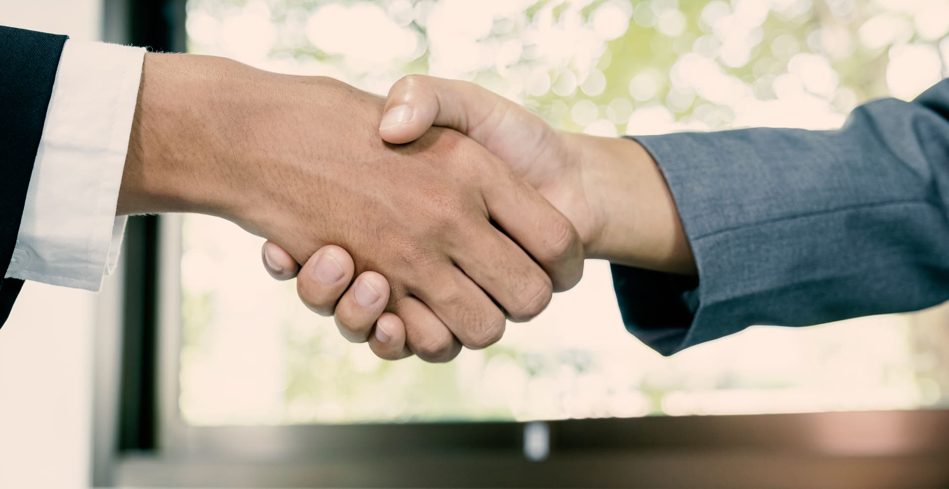 poignée de mains des dirigeants de bureaux d'affaires
