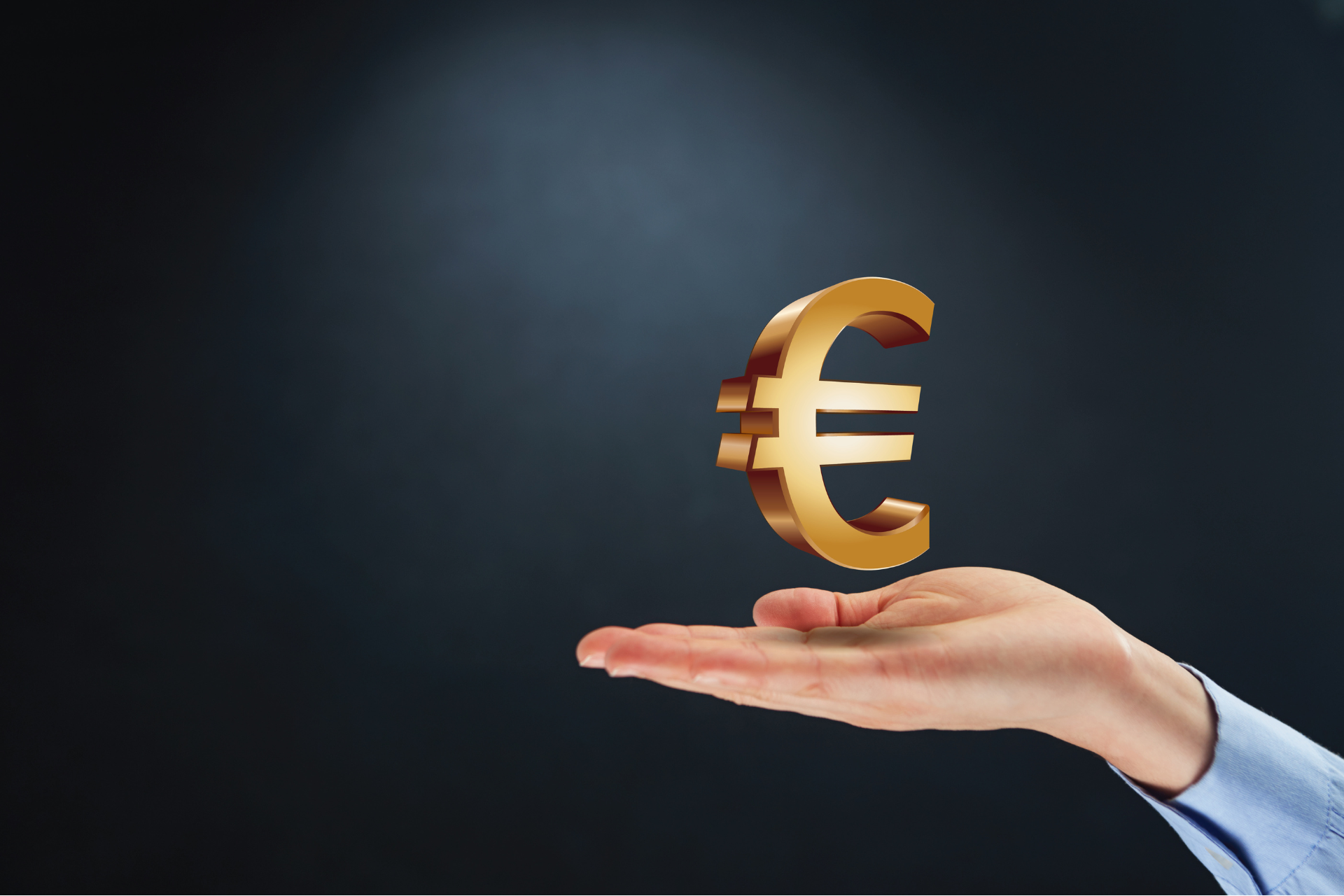 main tendue avec le signe de l'euro posé dessus